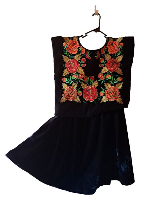 Traje negro con flores naranjas